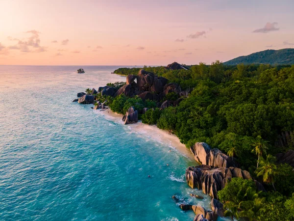 Anse Source dArgent, La Digue Seyşeller, Seyşeller 'de lüks bir tatil sırasında tropikal plaj. Tropik sahil Anse Kaynak dArgent, La Digue Seyşeller