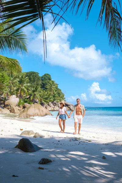 Anse Patates 、 La Digue Seasel 、若いカップルの男性と女性は、セーシェルの豪華な休暇中にトロピカルビーチにいます。トロピカルビーチ｜Anse Patates, La Digue Seasel — ストック写真