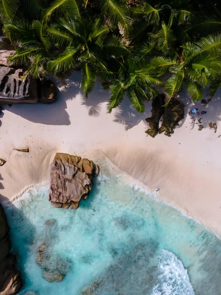 Anse Patates, La Digue Seyşeller, Seyşeller 'de lüks bir tatil sırasında insansız hava aracı tropikal plajı. Tropik sahil Anse Patates, La Digue Seyşeller