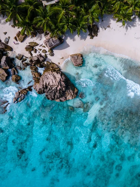 Anse Patates, La Digue Seychelles, Drone vista aérea praia tropical durante umas férias de luxo nas Seychelles. Praia tropical Anse Patates, La Digue Seychelles — Fotografia de Stock
