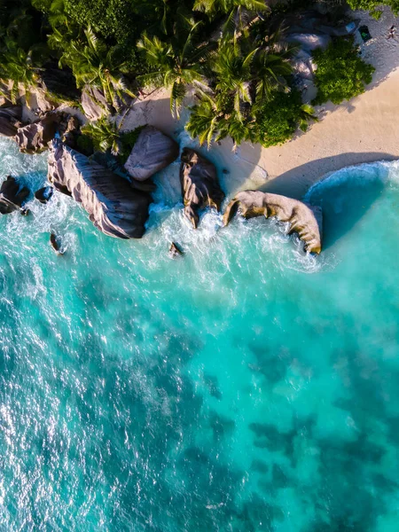 Anse Patates, La Digue Seszele, Drone z lotu ptaka tropikalna plaża podczas luksusowych wakacji na Seszelach. Tropikalna plaża Anse Patates, La Digue Seszele — Zdjęcie stockowe