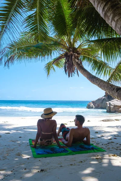 Anse Patates, La Digue Seychelles, young couple men and woman on a tropical beach during a luxury vacation in the Seychelles. Tropical beach Anse Patates, La Digue Seychelles — Foto Stock