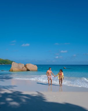Anse Lazio Praslin Seyşeller, Seyşeller 'de lüks bir tatil sırasında tropik bir plajda yaşayan genç bir çift. Tropik plaj Anse Lazio Praslin Seyşeller