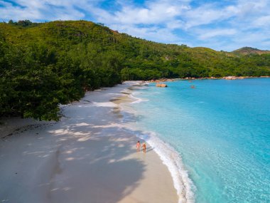 Anse Lazio Praslin Seyşeller, Seyşeller 'de lüks bir tatil sırasında tropik bir plajda yaşayan genç bir çift. Tropik plaj Anse Lazio Praslin Seyşeller