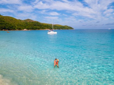 Anse Lazio Praslin Seyşeller, Seyşeller 'de lüks bir tatil sırasında tropik bir plajda yaşayan genç bir çift. Tropik plaj Anse Lazio Praslin Seyşeller