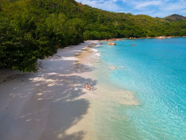 Anse Lazio Praslin Seyşeller, Seyşeller 'de lüks bir tatil sırasında tropik bir plajda yaşayan genç bir çift. Tropik plaj Anse Lazio Praslin Seyşeller