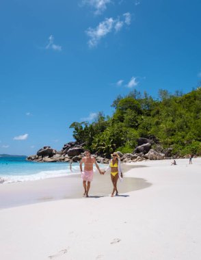 Anse Lazio Praslin Seyşeller, Seyşeller 'de lüks bir tatil sırasında tropik bir plajda yaşayan genç bir çift. Tropik plaj Anse Lazio Praslin Seyşeller