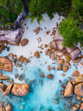 Anse Lazio Praslin Seyşeller, Seyşeller 'de lüks bir tatil sırasında tropik bir plajda yaşayan genç bir çift. Tropik plaj Anse Lazio Praslin Seyşeller
