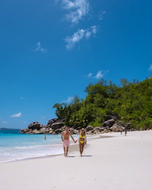 Anse Lazio Praslin Seyşeller, Seyşeller 'de lüks bir tatil sırasında tropik bir plajda yaşayan genç bir çift. Tropik plaj Anse Lazio Praslin Seyşeller
