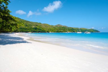 Anse Lazio Praslin Seyşeller, Seyşeller 'de lüks bir tatil sırasında tropikal bir plaj. Tropik plaj Anse Lazio Praslin Seyşeller