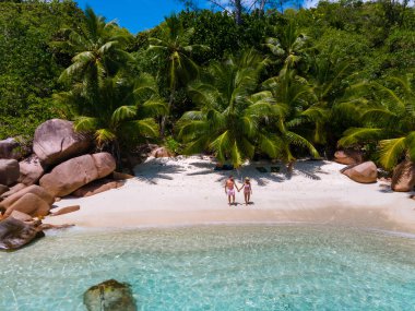 Anse Lazio Praslin Seyşeller, Seyşeller 'de lüks bir tatil sırasında tropik bir plajda yaşayan genç bir çift. Tropik plaj Anse Lazio Praslin Seyşeller