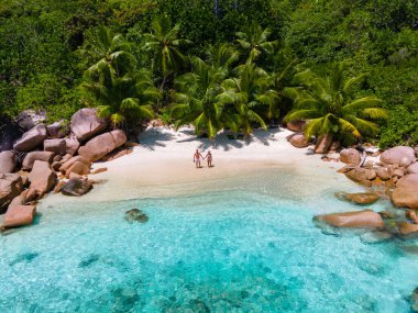 Anse Lazio Praslin Seyşeller, Seyşeller 'de lüks bir tatil sırasında tropik bir plajda yaşayan genç bir çift. Tropik plaj Anse Lazio Praslin Seyşeller