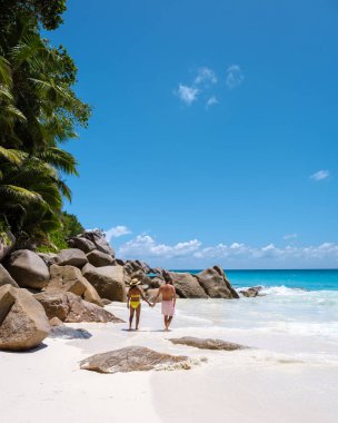 Anse Lazio Praslin Seyşeller, Seyşeller 'de lüks bir tatil sırasında tropik bir plajda yaşayan genç bir çift. Tropik plaj Anse Lazio Praslin Seyşeller