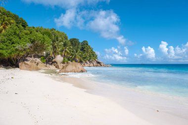 Anse Lazio Praslin Seyşeller, Seyşeller 'de lüks bir tatil sırasında tropikal bir plaj. Tropik plaj Anse Lazio Praslin Seyşeller