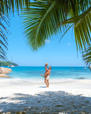 Anse Lazio Praslin Seyşeller, Seyşeller 'de lüks bir tatil sırasında tropik bir plajda yaşayan genç bir çift. Tropik plaj Anse Lazio Praslin Seyşeller