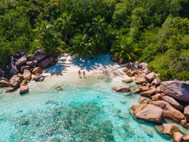 Anse Lazio Praslin Seyşeller, Seyşeller 'de lüks bir tatil sırasında tropik bir plajda yaşayan genç bir çift. Tropik plaj Anse Lazio Praslin Seyşeller