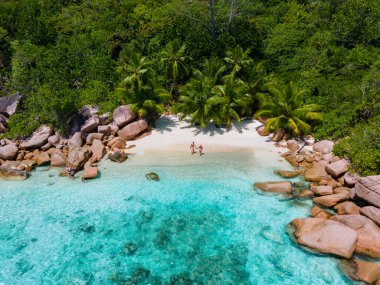 Anse Lazio Praslin Seyşeller, Seyşeller 'de lüks bir tatil sırasında tropik bir plajda yaşayan genç bir çift. Tropik plaj Anse Lazio Praslin Seyşeller