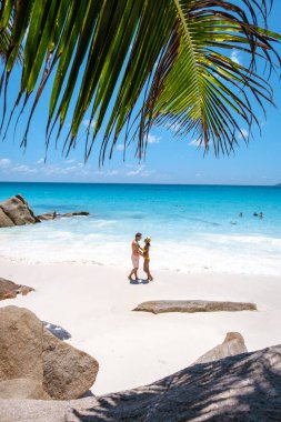 Anse Lazio Praslin Seyşeller, Seyşeller 'de lüks bir tatil sırasında tropik bir plajda yaşayan genç bir çift. Tropik plaj Anse Lazio Praslin Seyşeller
