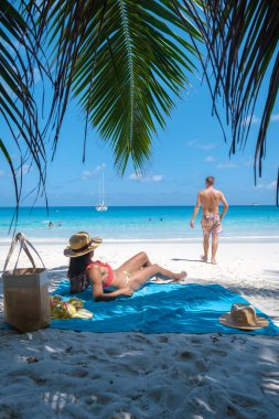 Anse Lazio Praslin Seyşeller, Seyşeller 'de lüks bir tatil sırasında tropik bir plajda yaşayan genç bir çift. Tropik plaj Anse Lazio Praslin Seyşeller