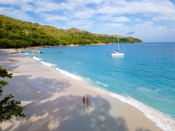 Anse Lazio Praslin Seyşeller, Seyşeller 'de lüks bir tatil sırasında tropik bir plajda yaşayan genç bir çift. Tropik plaj Anse Lazio Praslin Seyşeller