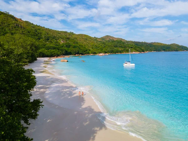 Anse Lazio Praslin Seyşeller, Seyşeller 'de lüks bir tatil sırasında tropik bir plajda yaşayan genç bir çift. Tropik plaj Anse Lazio Praslin Seyşeller