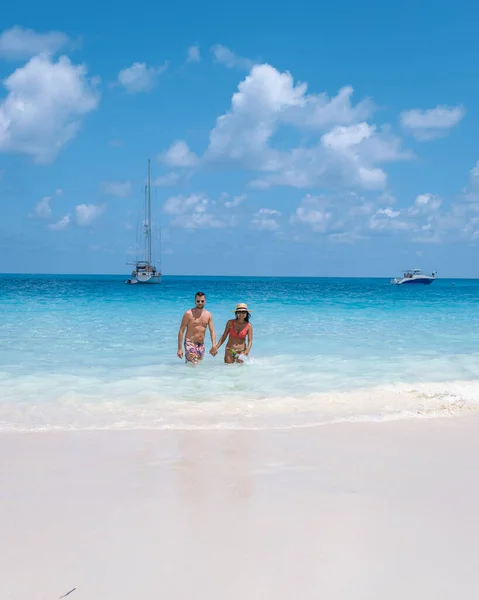 Anse Lazio Praslin Seychelles, pareja joven de hombres y mujeres en una playa tropical durante unas vacaciones de lujo en las Seychelles. Playa tropical Anse Lazio Praslin Seychelles —  Fotos de Stock