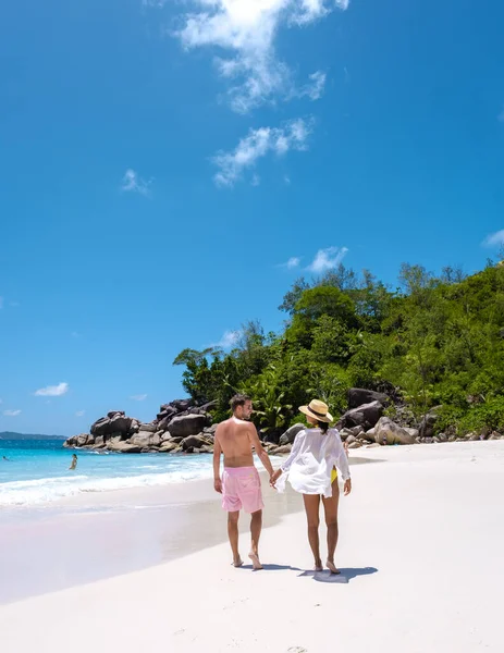 Anse Lazio Praslin Seychellen, junges Paar Männer und Frauen an einem tropischen Strand während eines Luxusurlaubs auf den Seychellen. Tropischer Strand Anse Lazio Praslin Seychellen — Stockfoto