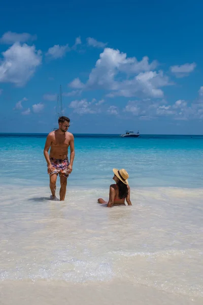 Anse Lazio Praslin Σεϋχέλλες, νεαρό ζευγάρι ανδρών και γυναικών σε μια τροπική παραλία κατά τη διάρκεια πολυτελών διακοπών στις Σεϋχέλλες. Τροπική παραλία Anse Lazio Praslin Σεϋχέλλες — Φωτογραφία Αρχείου