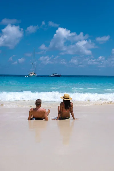 Anse Lazio Praslin Seychelles, young couple men and woman on a tropical beach during a luxury vacation in the Seychelles. Tropical beach Anse Lazio Praslin Seychelles —  Fotos de Stock