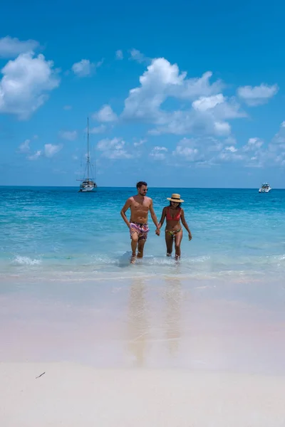 Anse Lazio Praslin Seychelles, young couple men and woman on a tropical beach during a luxury vacation in the Seychelles. Tropical beach Anse Lazio Praslin Seychelles —  Fotos de Stock