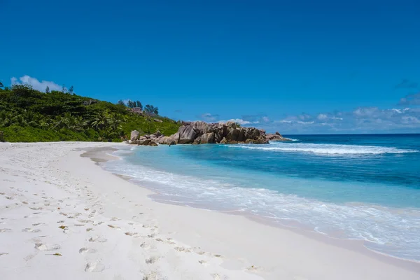 Anse Lazio Praslin Seychelles, una spiaggia tropicale durante una vacanza di lusso alle Seychelles. Spiaggia tropicale Anse Lazio Praslin Seychelles — Foto Stock