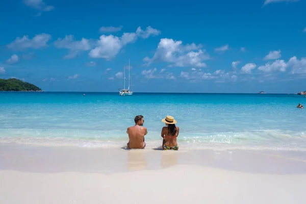 Anse Lazio Praslin Seychelles, jovem casal de homens e mulheres em uma praia tropical durante umas férias de luxo nas Seychelles. Praia tropical Anse Lazio Praslin Seychelles — Fotografia de Stock