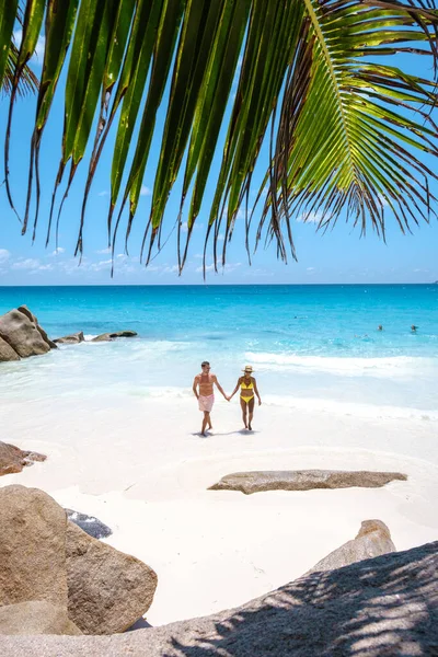 Anse Lazio Praslin Seychelles, young couple men and woman on a tropical beach during a luxury vacation in the Seychelles. Tropical beach Anse Lazio Praslin Seychelles — Fotografia de Stock