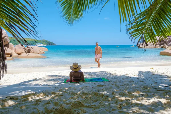 Anse Lazio Praslin Seychellen, junges Paar Männer und Frauen an einem tropischen Strand während eines Luxusurlaubs auf den Seychellen. Tropischer Strand Anse Lazio Praslin Seychellen — Stockfoto
