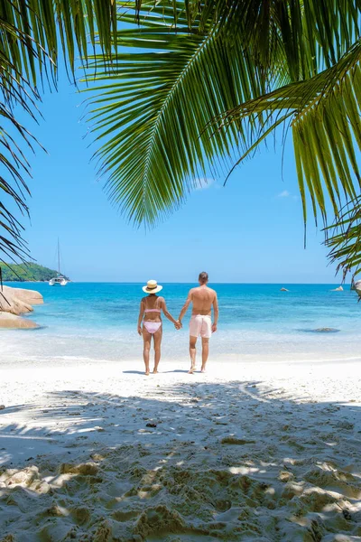 Anse Lazio Praslin Seychelles, young couple men and woman on a tropical beach during a luxury vacation in the Seychelles. Tropical beach Anse Lazio Praslin Seychelles — Foto Stock