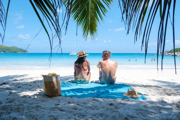 Anse Lazio Praslin Seychellen, jong stel mannen en vrouw op een tropisch strand tijdens een luxe vakantie op de Seychellen. Tropisch strand Anse Lazio Praslin Seychellen — Stockfoto