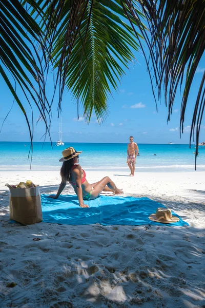 Anse Lazio Praslin Seychelles, young couple men and woman on a tropical beach during a luxury vacation in the Seychelles. Tropical beach Anse Lazio Praslin Seychelles — Stockfoto