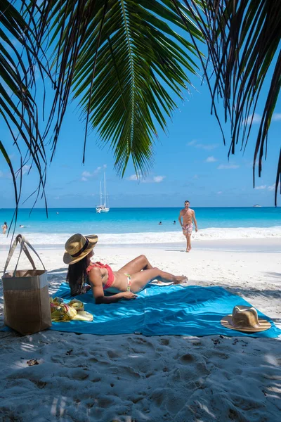 Anse Lazio Praslin Seychelle-szigetek, fiatal pár férfi és nő a trópusi strandon egy luxus nyaralás során a Seychelle-szigeteken. Trópusi strand Anse Lazio Praslin Seychelles — Stock Fotó