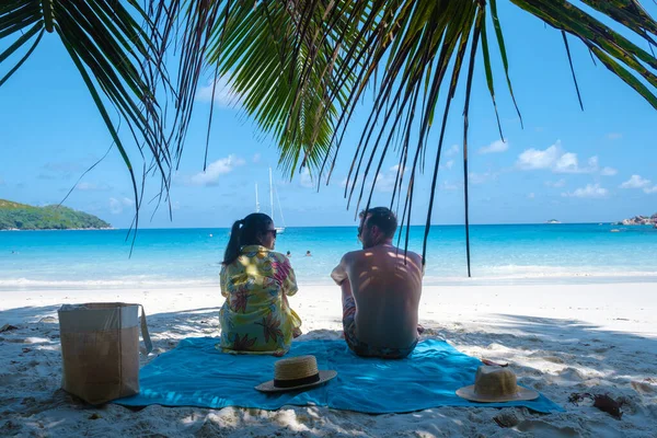 Anse Lazio Praslin Seychelles, young couple men and woman on a tropical beach during a luxury vacation in the Seychelles. Tropical beach Anse Lazio Praslin Seychelles — Photo
