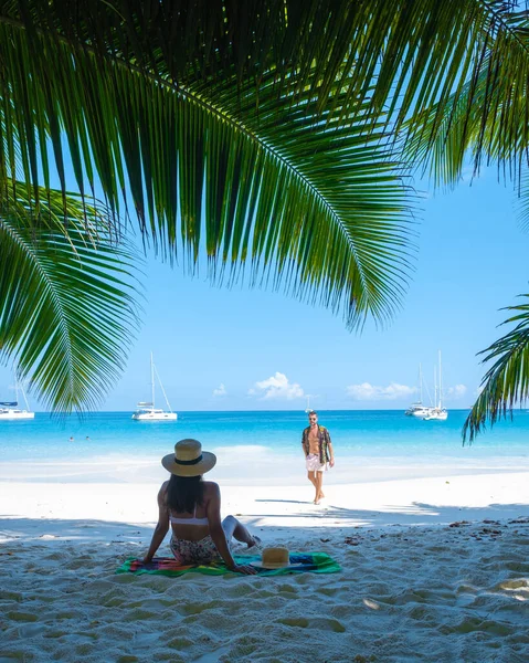 アンセ・ラツィオ・プラスリン・セイシェル、セーシェルの豪華な休暇中に熱帯のビーチで若いカップルの男性と女性。熱帯ビーチAnseラツィオ・プラスリンセーシェル — ストック写真