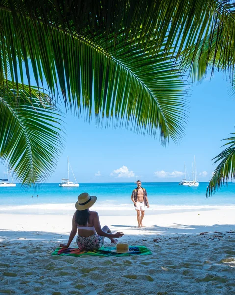 Anse Lazio Praslin Seychellen, jong stel mannen en vrouw op een tropisch strand tijdens een luxe vakantie op de Seychellen. Tropisch strand Anse Lazio Praslin Seychellen — Stockfoto