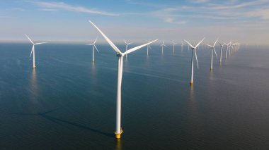 Dev yel değirmeni türbinleri, okyanus açıklarındaki yel değirmeni çiftliği, Westermeerwind parkı, deniz kenarında izole edilmiş yel değirmenleri Hollanda Flevoland Noordoostpolder