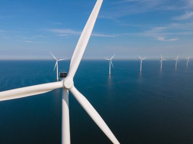 Dev yel değirmeni türbinleri, okyanus açıklarındaki yel değirmeni çiftliği, Westermeerwind parkı, deniz kenarında izole edilmiş yel değirmenleri Hollanda Flevoland Noordoostpolder