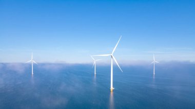 Dev yel değirmeni türbinleri, okyanus açıklarındaki yel değirmeni çiftliği, Westermeerwind parkı, deniz kenarında izole edilmiş yel değirmenleri Hollanda Flevoland Noordoostpolder