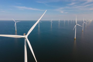 Dev yel değirmeni türbinleri, okyanus açıklarındaki yel değirmeni çiftliği, Westermeerwind parkı, deniz kenarında izole edilmiş yel değirmenleri Hollanda Flevoland Noordoostpolder