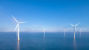 Dev yel değirmeni türbinleri, okyanus açıklarındaki yel değirmeni çiftliği, Westermeerwind parkı, deniz kenarında izole edilmiş yel değirmenleri Hollanda Flevoland Noordoostpolder
