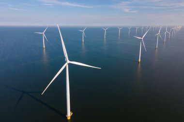 Dev yel değirmeni türbinleri, okyanus açıklarındaki yel değirmeni çiftliği, Westermeerwind parkı, deniz kenarında izole edilmiş yel değirmenleri Hollanda Flevoland Noordoostpolder