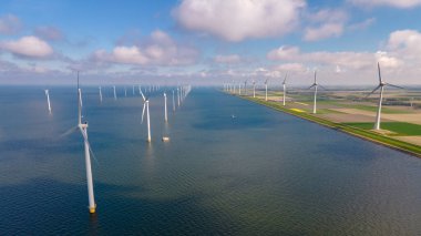 Dev yel değirmeni türbinleri, okyanus açıklarındaki yel değirmeni çiftliği, Westermeerwind parkı, deniz kenarında izole edilmiş yel değirmenleri Hollanda Flevoland Noordoostpolder