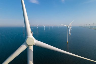 Dev yel değirmeni türbinleri, okyanus açıklarındaki yel değirmeni çiftliği, Westermeerwind parkı, deniz kenarında izole edilmiş yel değirmenleri Hollanda Flevoland Noordoostpolder