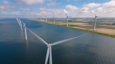 Dev yel değirmeni türbinleri, okyanus açıklarındaki yel değirmeni çiftliği, Westermeerwind parkı, deniz kenarında izole edilmiş yel değirmenleri Hollanda Flevoland Noordoostpolder